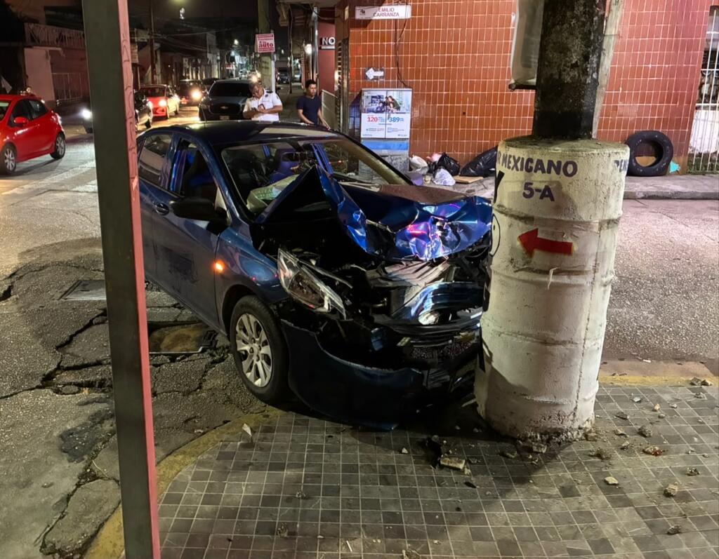 Chocan dos vehículos en el Centro de Minatitlán; ocupantes abandonan uno