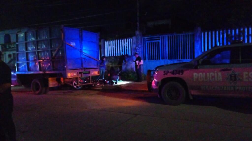 Motociclista pierde la vida tras chocar contra camioneta estacionada en Coatzacoalcos