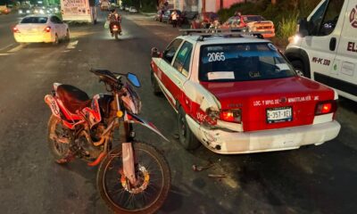 Tres ocupantes de moto resultan lesionados tras chocar contra taxi en Minatitlán