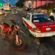 Tres ocupantes de moto resultan lesionados tras chocar contra taxi en Minatitlán