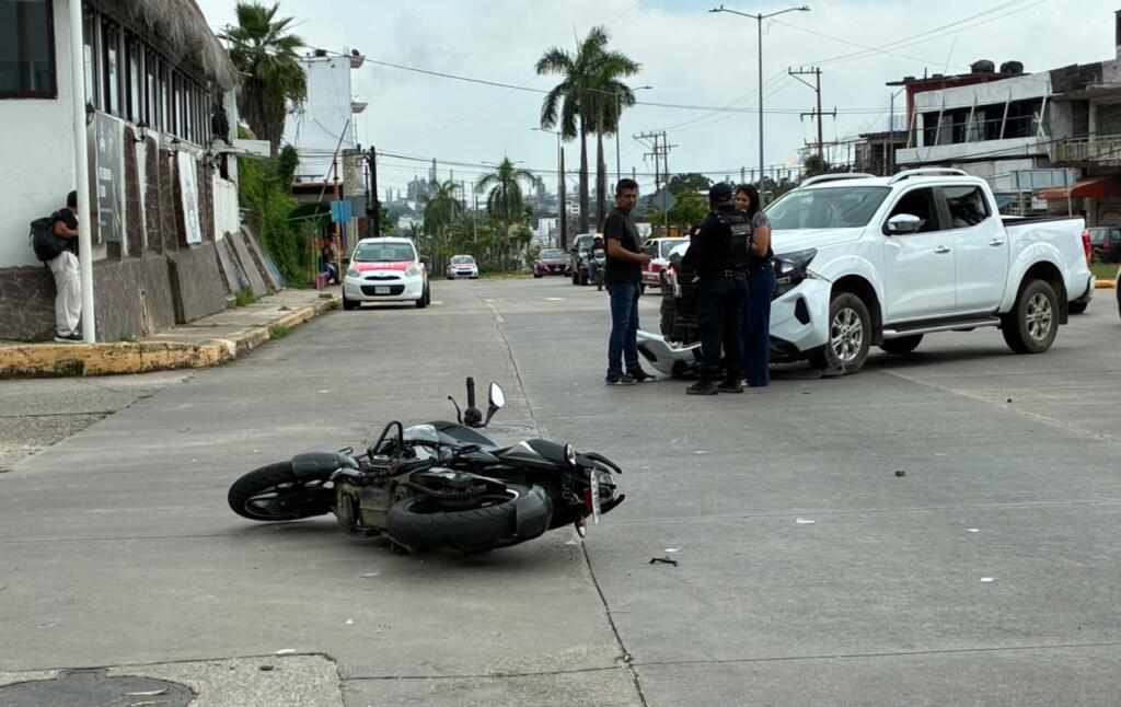 Motociclista resulta lesionada tras choque con camioneta en la colonia Bohemia