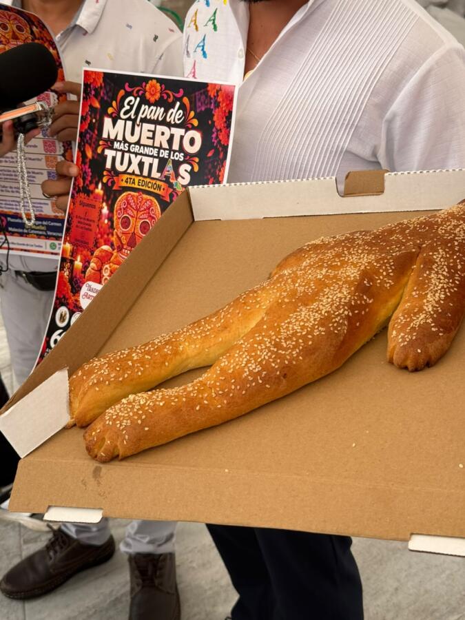 Por cuarta ocasión prepararán el pan de muerto más grande de Los Tuxtlas; medirá más de 10 metros  Cinco panaderías participarán en su elaboración y será repartido gratuitamente el próximo 1 de noviembre en Catemaco, Veracruz.  Enrique Burgos  Con un pan de muerto de más de 10 metros de longitud, Catemaco celebrará el Día de Muertos con la cuarta edición de esta actividad, que reúne a panaderos, artesanos y comerciantes locales para promover las tradiciones y el turismo en la región de Los Tuxtlas.  La elaboración estará a cargo de integrantes de cinco panaderías, mencionó  Antonio Utrera, de la Panadería Artesanal “Don Toño”.  “Bueno, aproximadamente yo le calculo unos más de diez metros, un poquito más de diez metros, y sí se va a llevar más de 200 kilos de harina; cerca de 800, a más de 900 huevos, más leche, azúcar y todo lo que se le pone”, precisó.  Los panaderos señalaron que la elaboración representa un reto por las dimensiones de la pieza, que requiere del trabajo coordinado de varios participantes.  Isidro Hernández, de la panadería “El Trigo de Oro”, explicó que calculan entre dos y tres horas para la preparación y un tiempo similar para darle forma al pan, por lo que el proceso podría extenderse hasta seis horas.  La actividad se realizará el domingo 1 de noviembre en la plazuela de la Virgen del Carmen, ubicada sobre el malecón de Catemaco, donde a la 1:00 de la tarde se llevará a cabo la bendición del pan por parte del padre Santos Abonsa, para posteriormente repartirlo de manera gratuita entre los asistentes.  “El pan es gratis para todos y va a haber chocolate, atole y café; yo creo que hasta ahorita vamos muy bien”, expresó Don Isidro.  Además de la elaboración del pan, el programa contempla una muestra artesanal con productos representativos de Los Tuxtlas, que permanecerá abierta de 9:00 de la mañana a 5:30 de la tarde, así como la participación de distintos negocios locales.  Entre ellos se encuentra la Florería Luimar, que por segundo año consecutivo participará en la celebración con la instalación de un arco floral de aproximadamente nueve metros de ancho, que servirá como entrada para recibir a los visitantes.  Luis Lara, representante del establecimiento, explicó que la estructura será montada desde la noche anterior para mantener las flores hidratadas y en buenas condiciones. Su inauguración está prevista para las 9:00 de la mañana del domingo.  Para su elaboración utilizarán principalmente follajes verdes y otras variedades ornamentales, mientras que el equipo de trabajo podría ampliarse hasta 10 personas para concluir los preparativos.  Los organizadores estiman la participación de más de 100 personas en las distintas actividades, entre panaderos, floristas, voluntarios y artesanos, quienes buscan fortalecer la economía local mediante esta celebración.  La iniciativa, que se realiza por cuarto año consecutivo, también ha despertado el interés de visitantes de Coatzacoalcos, Minatitlán, Acayucan y otros municipios del sur de Veracruz, por lo que se espera una importante afluencia durante el fin de semana.  Esta celebración formará parte de los festejos por los 60 años de la elevación de Catemaco a la categoría de ciudad, cuya programación continuará los días 2 y 3 de noviembre con actividades artísticas y culturales.