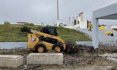 Retiran arena, basura y agua del Hemiciclo a los Niños Héroes tras paso del frente frío 2 en Coatzacoalcos